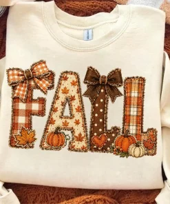 Fall Patchwork Letters Sweatshirt – Cozy Autumn Pumpkin Plaid Graphic Tee, Vintage Fall Word Shirt, Thanksgiving Graphic T-Shirt, Cute Seasonal Gift